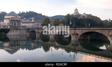 Ponte Umberto I, Brücke über den Fluss Po. im Zentrum von Turin, Italien. Die Kirche von Gran Madre, Chiesa Gran Madre di Dio, können gegenüber gesehen werden. Stockfoto