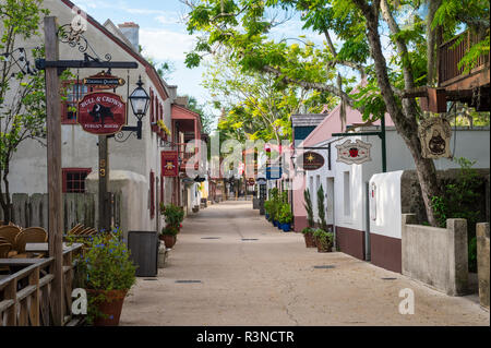 St. Augustine, Florida, USA - AUGUST, 2017: Eine leere Fußgängerzone mit Geschäften und Sehenswürdigkeiten im historischen Viertel erwartet Touristen gefüttert. Stockfoto