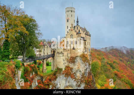 Herbst Landschaft mit Schloss Lichtenstein Gebaut im neugotischen Stil, Baden-Württemberg, Deutschland Stockfoto