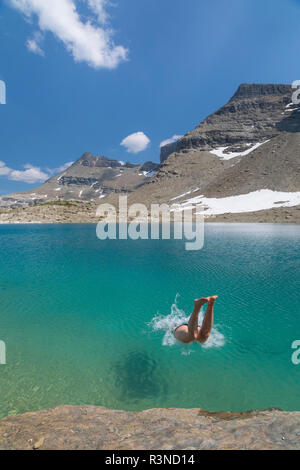 Kanada, British Columbia, East Kootenay Mountains. Frau Wanderer tauchen in oberen Jewel Lake. (MR) Stockfoto