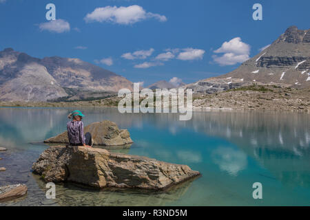 Kanada, British Columbia, East Kootenay Mountains. Frau Wanderer am oberen Jewel Lake. (MR) Stockfoto