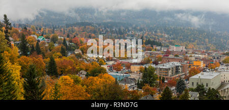 Panoramablick von Peak Herbst Farbe in Nelson, British Columbia, Kanada Stockfoto