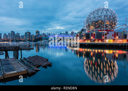 Science World bei Telus Welt der Wissenschaft entlang der False Creek in Vancouver, British Columbia, Kanada Stockfoto