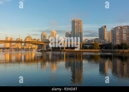 City Skyline und Cambie Street Bridge in False Creek in Vancouver, British Columbia, Kanada wider Stockfoto