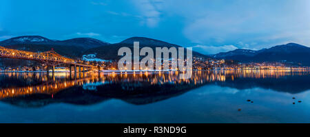 Die Lichter der Stadt spiegeln in Kootenay Lake in Nelson, British Columbia, Kanada Stockfoto