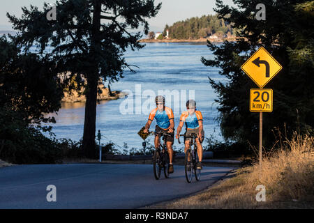 Rennradfahren auf Galliano Island, British Columbia, Kanada (MR) Stockfoto