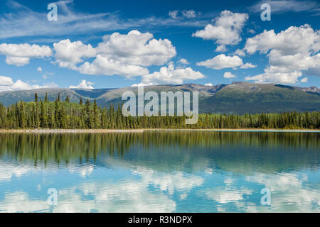 Kanada, British Columbia, Boya Lake Provincial Park. Wolken und Reflexion Stockfoto