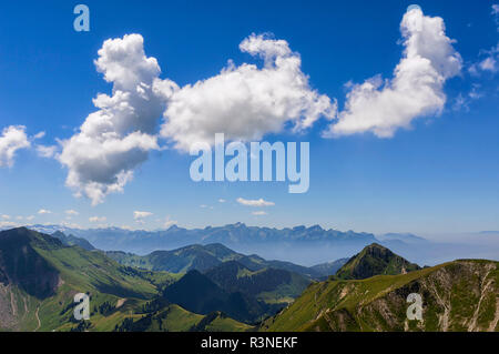 Wolken hoch über den Bergen Stockfoto