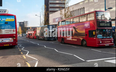 Besetzt englisch Straße im Zentrum von Birmingham mit mehreren Bussen in der busspur geparkt. Stockfoto