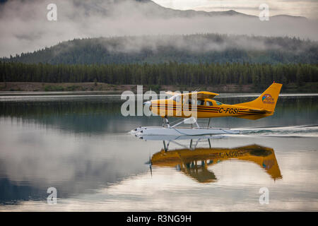 Kanada, Yukon, Whitehorse. Wasserflugzeug vom Flughafen Taxi auf schwatka Lake Stockfoto