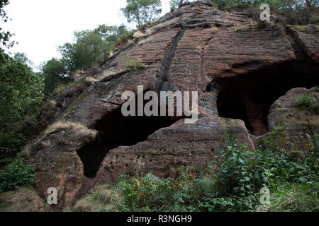 Kinver Kante ist die Heimat der letzten Höhlenwohnungen Wohnungen in England belegt, mit einem Satz komplette Höhle - Häuser ausgegraben in den lokalen Sandstein bei Kinver, Vereinigtes Königreich. Einer der Felsen, die den "Heiligen Austin', war eine Einsiedelei bis zur Reformation. Der Heilige Austin rock Häuser wurden bis in die 1960er Jahre bewohnt. Sie sind durch das nationale Vertrauen besessen und sind offen für die Tour. Das eine Haus hat einen viktorianischen Aussehen wieder hergestellt worden, und die martindale Höhlen zeigen das Leben in den 1930er Jahren. Kinver Edge ist eine hohe Heide und Wald Böschung westlich von Kinver, und ist an der Grenze zwischen Worcestershire ein Stockfoto