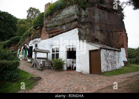 Kinver Kante ist die Heimat der letzten Höhlenwohnungen Wohnungen in England belegt, mit einem Satz komplette Höhle - Häuser ausgegraben in den lokalen Sandstein bei Kinver, Vereinigtes Königreich. Einer der Felsen, die den "Heiligen Austin', war eine Einsiedelei bis zur Reformation. Der Heilige Austin rock Häuser wurden bis in die 1960er Jahre bewohnt. Sie sind durch das nationale Vertrauen besessen und sind offen für die Tour. Das eine Haus hat einen viktorianischen Aussehen wieder hergestellt worden, und die martindale Höhlen zeigen das Leben in den 1930er Jahren. Kinver Edge ist eine hohe Heide und Wald Böschung westlich von Kinver, und ist an der Grenze zwischen Worcestershire ein Stockfoto