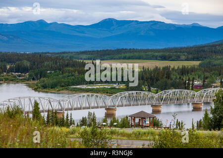 Kanada, Yukon Territory, Teslin. Nisutlin Bay Bridge und Flughafen Stockfoto