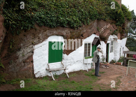 Ältere Besucher an Kinver Kante, in der Sie die letzten Höhlenwohnungen Wohnungen in England belegt, mit einem Satz komplette Höhle - Häuser in die lokale Sandstein bei Kinver, Vereinigtes Königreich ausgegraben. Einer der Felsen, die den "Heiligen Austin', war eine Einsiedelei bis zur Reformation. Der Heilige Austin rock Häuser wurden bis in die 1960er Jahre bewohnt. Sie sind durch das nationale Vertrauen besessen und sind offen für die Tour. Das eine Haus hat einen viktorianischen Aussehen wieder hergestellt worden, und die martindale Höhlen zeigen das Leben in den 1930er Jahren. Kinver Edge ist eine hohe Heide und Wald Böschung westlich von Kinver, und ist an der Grenze zwischen Stockfoto