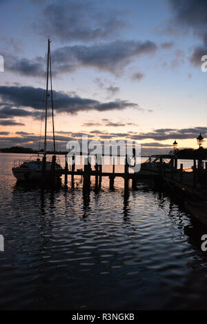 Tagesanbruch auf der Pasquotank Fluss in Elizabeth City North Carolina, wo die Dismal Swamp Intracoastal Kanal mit den Albemarle Sound verbindet. Stockfoto