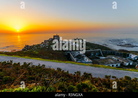 Ein Sonnenuntergang Blick auf die verlassene Reste einer alten Spanischen Militärbasis in den Hügeln oberhalb von Baiona - Galicien - Spanien Stockfoto