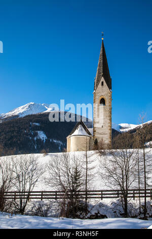 Europa, Österreich, Kals am Großglockner. St. George's Kirche im Schnee Stockfoto