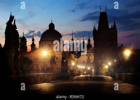 Morgen Beleuchtung auf der Karlsbrücke in Prag Stockfoto