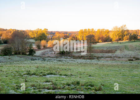 Sonnenaufgang über einem frostigen Bereich im Herbst. Chipping Campden, Gloucestershire, Cotswolds, England Stockfoto