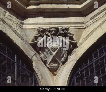 Las MEJORES DEL ESCUDO ENTRE DOS ARCOS DE LA GALERIA ALTA DEL PATIO DEL PALACIO DE LOS GUZMANES - SIGLO XVI. Autor: GIL DE HONTAÑON RODRIGO. Lage: PALACIO DE LOS GUZMANES/DIPUTACION PROVINCIAL. LEON. Spanien. Stockfoto