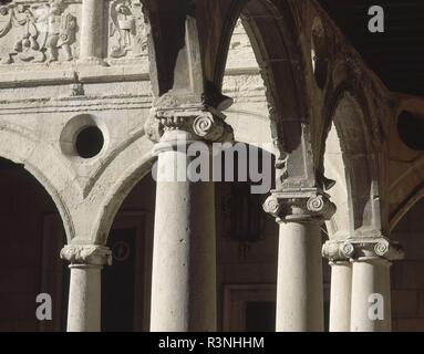 Las MEJORES DE LA GALERIA BAJA DEL PATIO DEL PALACIO DE LOS GUZMANES - SIGLO XVI. Autor: GIL DE HONTAÑON RODRIGO. Lage: PALACIO DE LOS GUZMANES/DIPUTACION PROVINCIAL. LEON. Spanien. Stockfoto