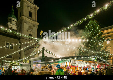 Österreich, Salzburg, Weihnachtsmarkt, Domplatz Stockfoto