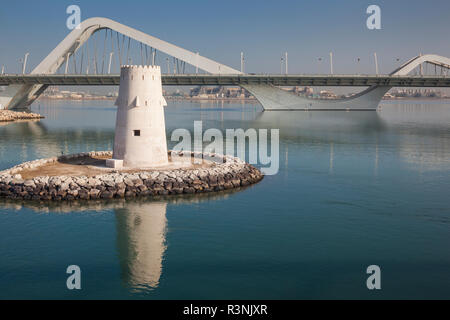 Vae, Abu Dhabi. Sheikh Zayed Brücke, von Zaha Hadid und alten Al Maqta Fort Wachturm konzipiert Stockfoto