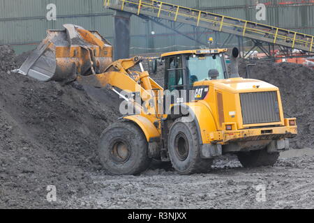 Eine Raupe mit Rädern laden Schaufel auf der Recycoal, Kohle Recycling Website in Rossington, Doncaster, die für das Beladen von Lastwagen- und Güterzüge eingesetzt werden. Stockfoto