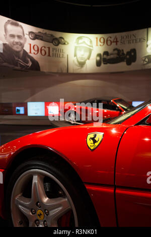 Vae, Abu Dhabi. Yas Island, Ferrari World Vergnügungspark, Ferrari 355 Stockfoto