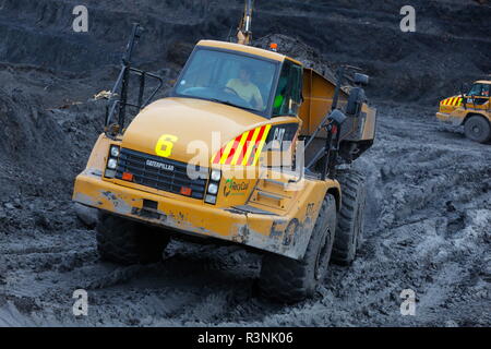 Ein Caterpillar 740 Gelenkmuldenkipper arbeiten vor Ort an Recycoal Kohle Recyclinganlage in Rossington, Doncaster, der jetzt abgerissen wurde. Stockfoto