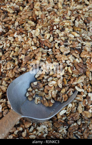 Schaufel mit ohne Schale Walnüsse. Frischen Nüssen Snack food Hintergrund. Stockfoto