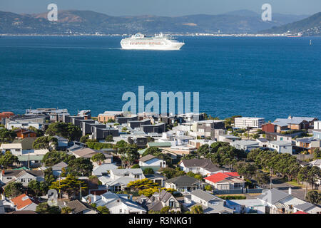 Neuseeland, Nordinsel, Wellington. Ansicht von Seatoun aus den Pass von Branda mit Kreuzfahrtschiff Stockfoto