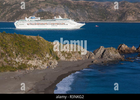 Neuseeland, Nordinsel, Wellington. Kreuzfahrt Schiff verlässt den Hafen von Wellington Stockfoto