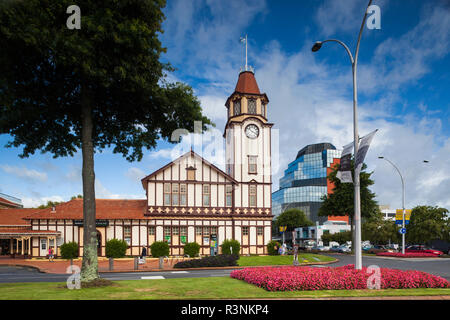 Neuseeland, Nordinsel, Rotorua. I-Site Visitor Centre und Uhrturm Stockfoto