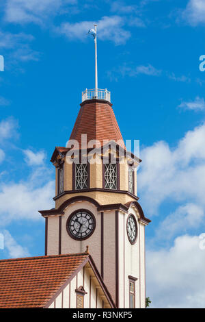 Neuseeland, Nordinsel, Rotorua. I-Site Visitor Centre und Uhrturm Stockfoto