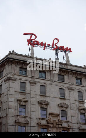 Ray Ban Marke kommerzielle Signal oben auf einem Gebäude in Mailand, Italien Stockfoto