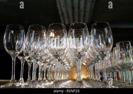 Gruppe von hellen, weißen Wein Gläser auf dem Tisch des Restaurants; cognac Gläser auf der anderen Leitung auf der linken Seite Stockfoto