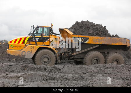 Ein Caterpillar 740 Gelenkmuldenkipper arbeiten vor Ort an Recycoal Kohle Recyclinganlage in Rossington, Doncaster, der jetzt abgerissen wurde. Stockfoto