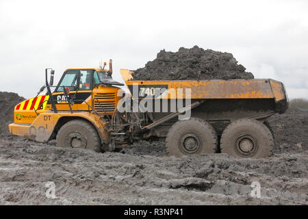 Ein Caterpillar 740 Gelenkmuldenkipper arbeiten vor Ort an Recycoal Kohle Recyclinganlage in Rossington, Doncaster, der jetzt abgerissen wurde. Stockfoto