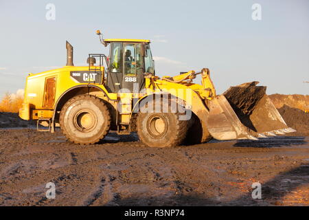 Eine Raupe mit Rädern laden Schaufel auf der Recycoal, Kohle Recycling Website in Rossington, Doncaster, die für das Beladen von Lastwagen- und Güterzüge eingesetzt werden. Stockfoto