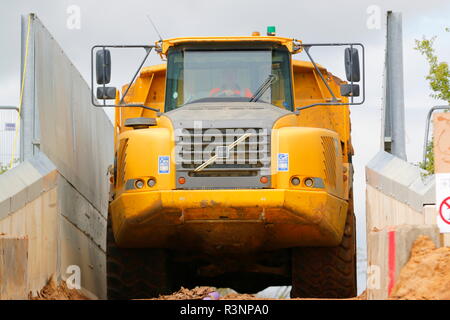 Ein Knickgelenkter Dumper drückt durch die schmale Brücke über die Eisenbahn auf dem Bau von Iport in Rossington, Doncaster, South Yorkshire Stockfoto