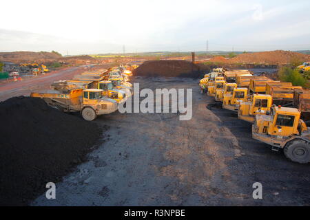 Muldenkipper auf dem Recycoal Kohle Recycling Website in Rossington, Doncaster, der jetzt abgerissen wurde, neue Häuser zu bauen geparkt. Stockfoto