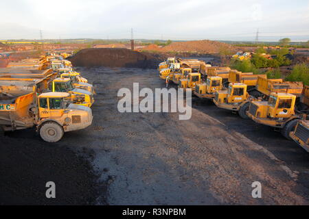 Muldenkipper auf dem Recycoal Kohle Recycling Website in Rossington, Doncaster, der jetzt abgerissen wurde, neue Häuser zu bauen geparkt. Stockfoto