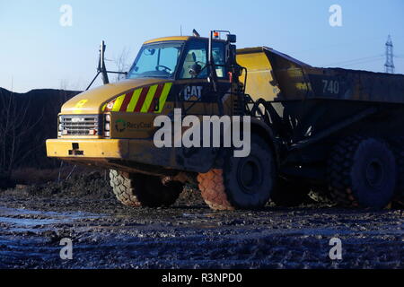 Ein Caterpillar 740 Gelenkmuldenkipper arbeiten vor Ort an Recycoal Kohle Recyclinganlage in Rossington, Doncaster, der jetzt abgerissen wurde. Stockfoto