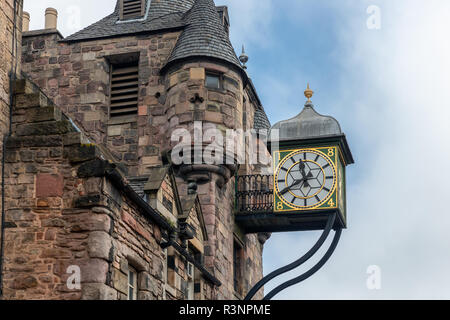 Canongate Mautstelle mit Uhr entlang der Royal Mile in Edinburgh, Schottland Stockfoto