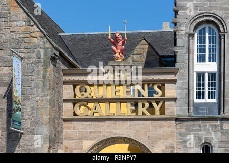 Haupteingang mit goldenen Namen an die Queens Gallery in Edinburgh Stockfoto