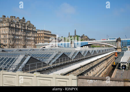 Glas dach der Bahnhof Edinburgh Waverley Stockfoto