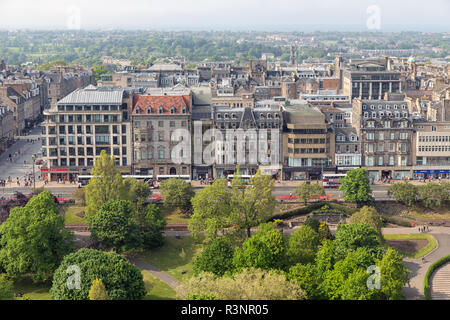 Die Stadt Edinburgh mit der Princes Street Gardens, Luftaufnahme von der Burg Stockfoto