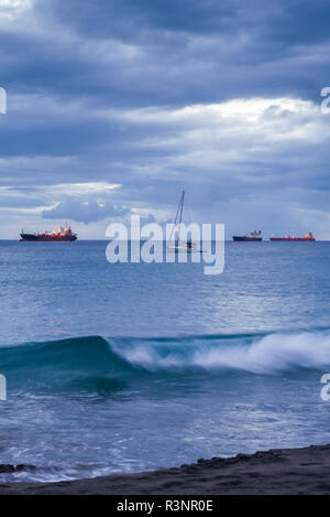 Sint Eustatius. Oranjestad Bucht mit Öltankschiffen Stockfoto