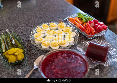 Mehrere Beilagen der Russische Eier, Gurken und Preiselbeeren Stockfoto